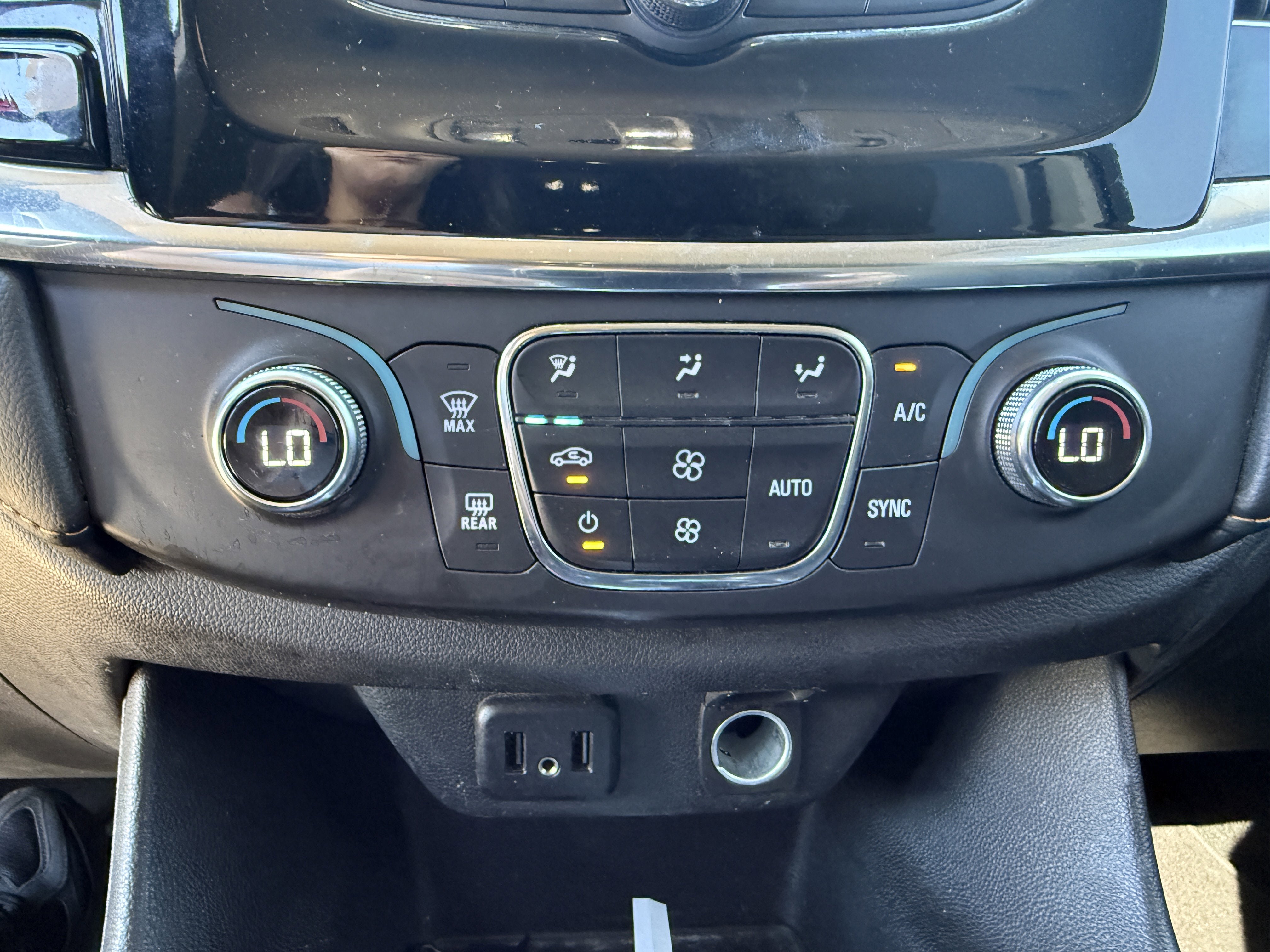 2021 Chevrolet Traverse LS* CLEAN CARFAX/ LOW MILES