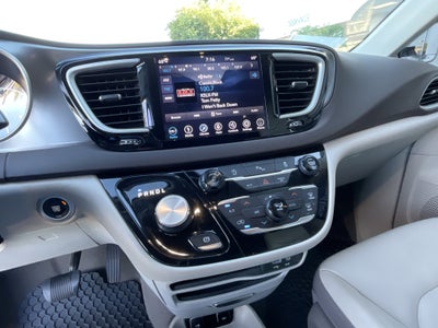2018 Chrysler Pacifica Touring L* 1 OWNER LOW MILES