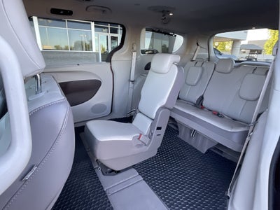 2018 Chrysler Pacifica Touring L* 1 OWNER LOW MILES