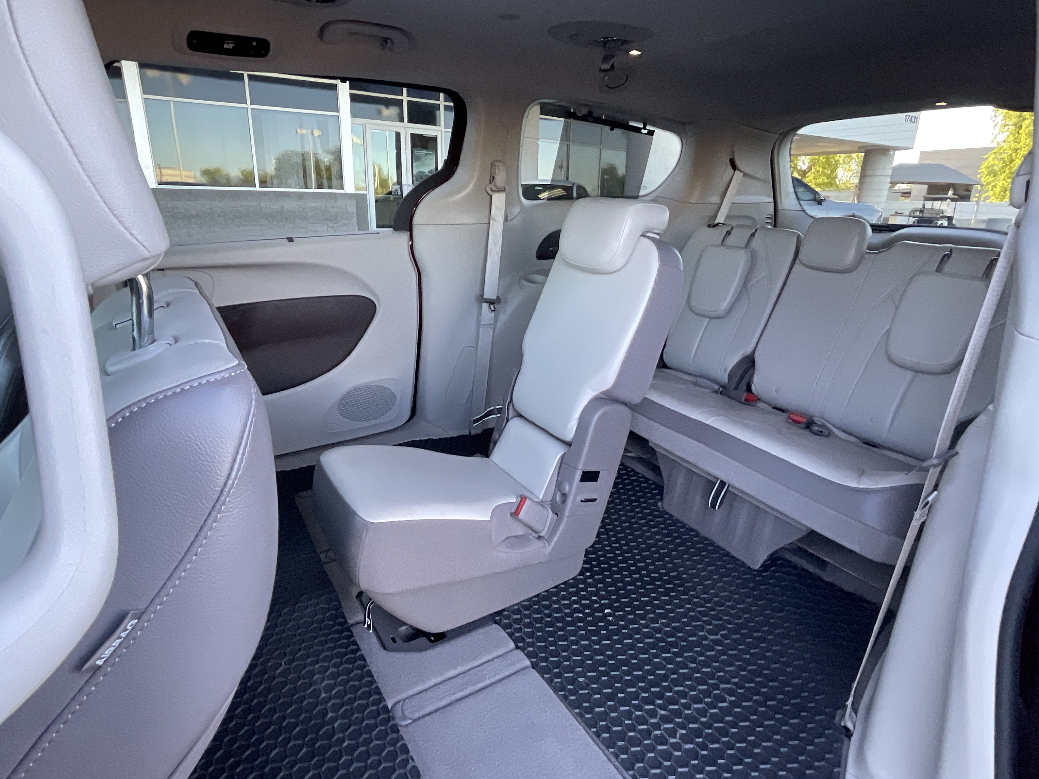 2018 Chrysler Pacifica Touring L* 1 OWNER LOW MILES
