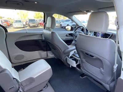 2018 Chrysler Pacifica Touring L* 1 OWNER LOW MILES