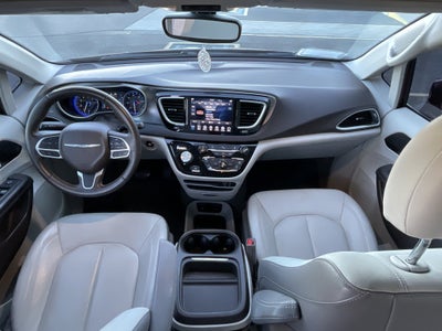 2018 Chrysler Pacifica Touring L* 1 OWNER LOW MILES