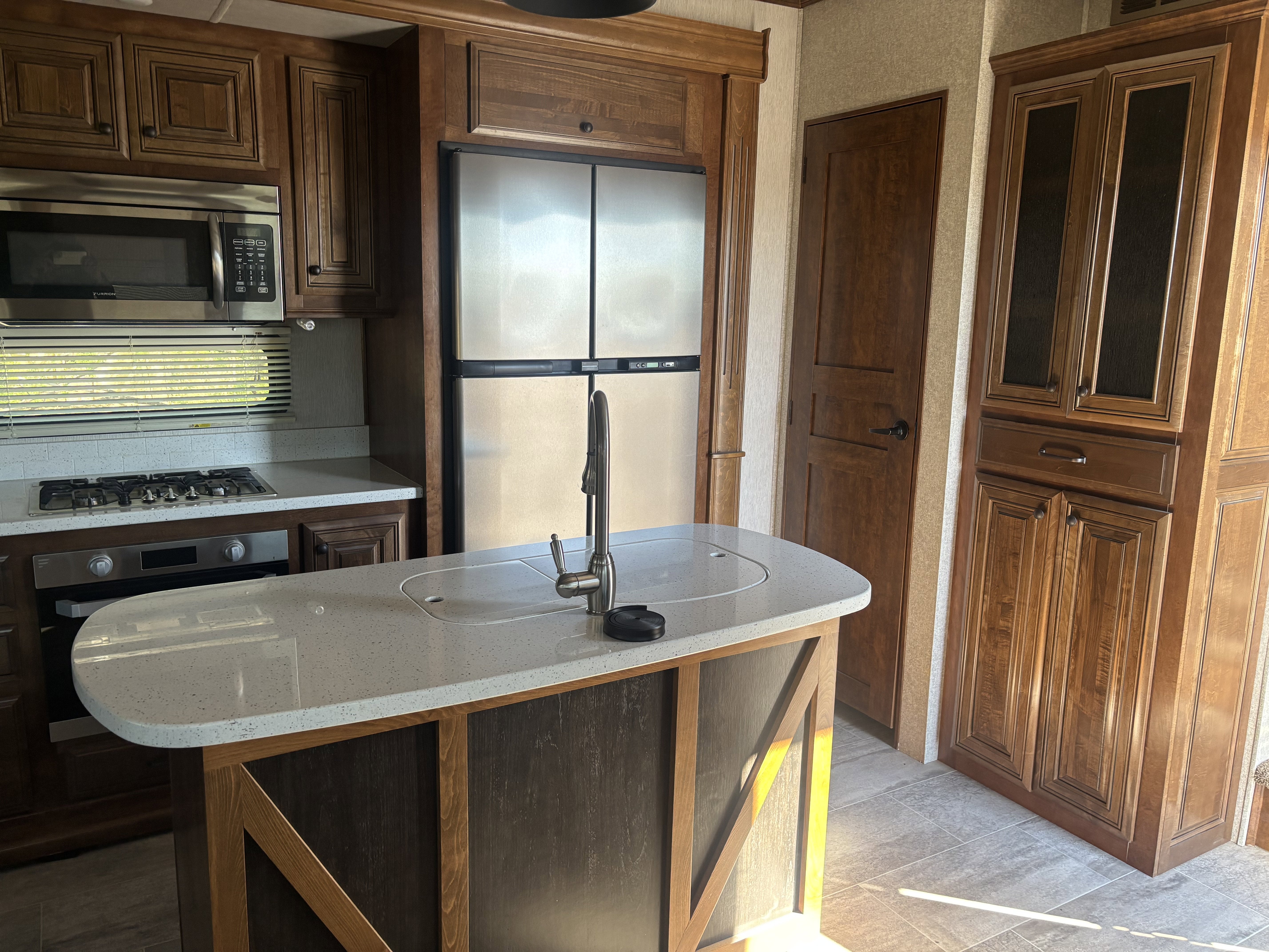 2019 HEARTLAND BIGHORN 3160EL LOADED