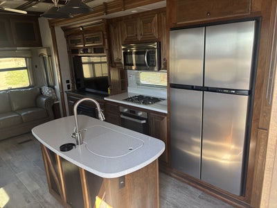 2019 HEARTLAND BIGHORN 3160EL LOADED