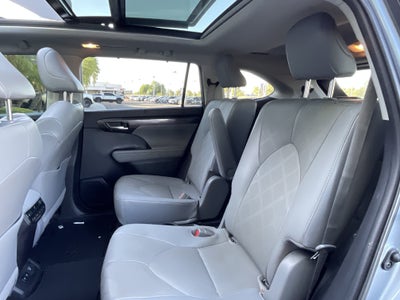 2021 Toyota Highlander Hybrid Platinum