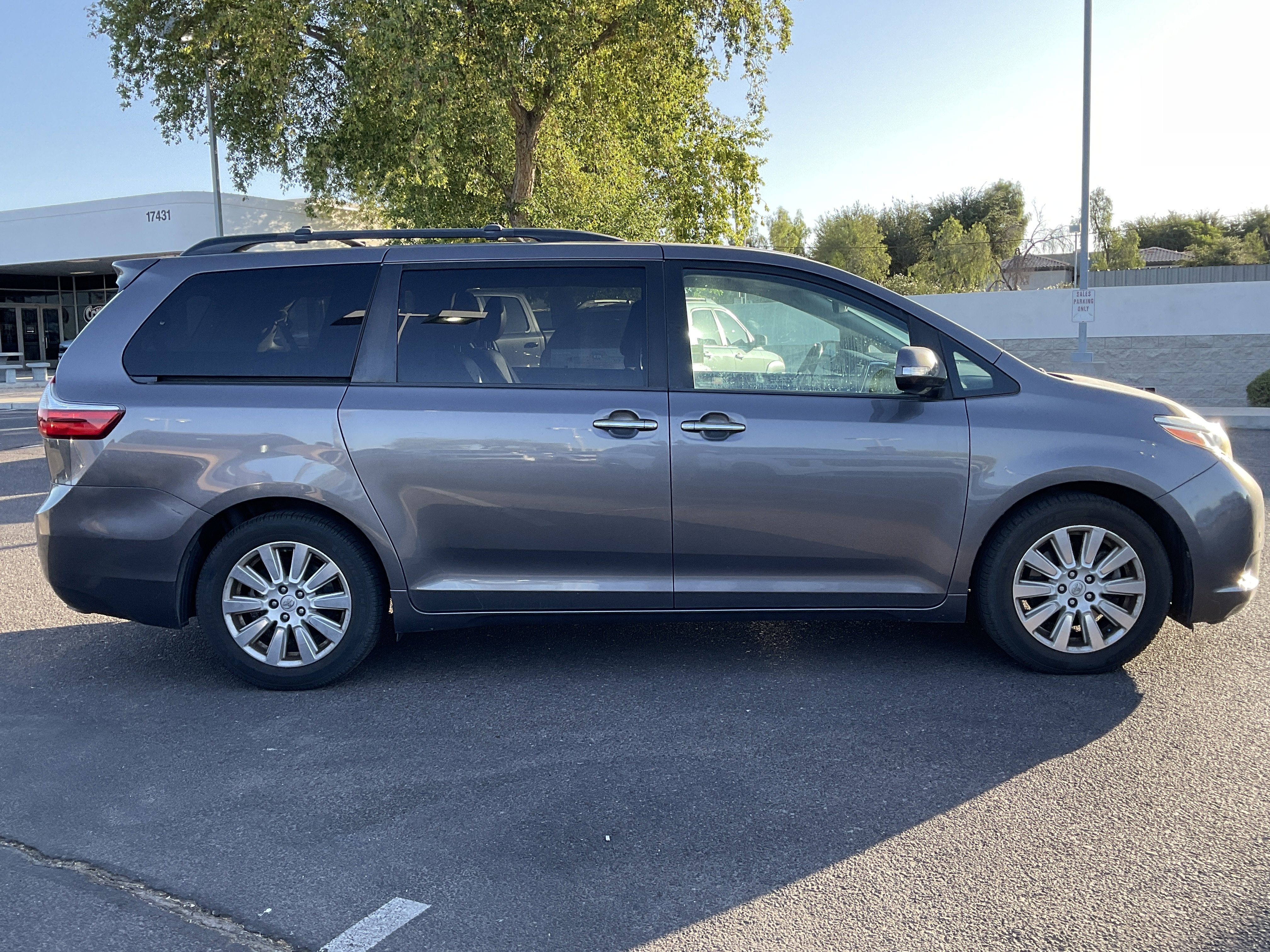 2017 Toyota Sienna Limited Premium* LOW MILES