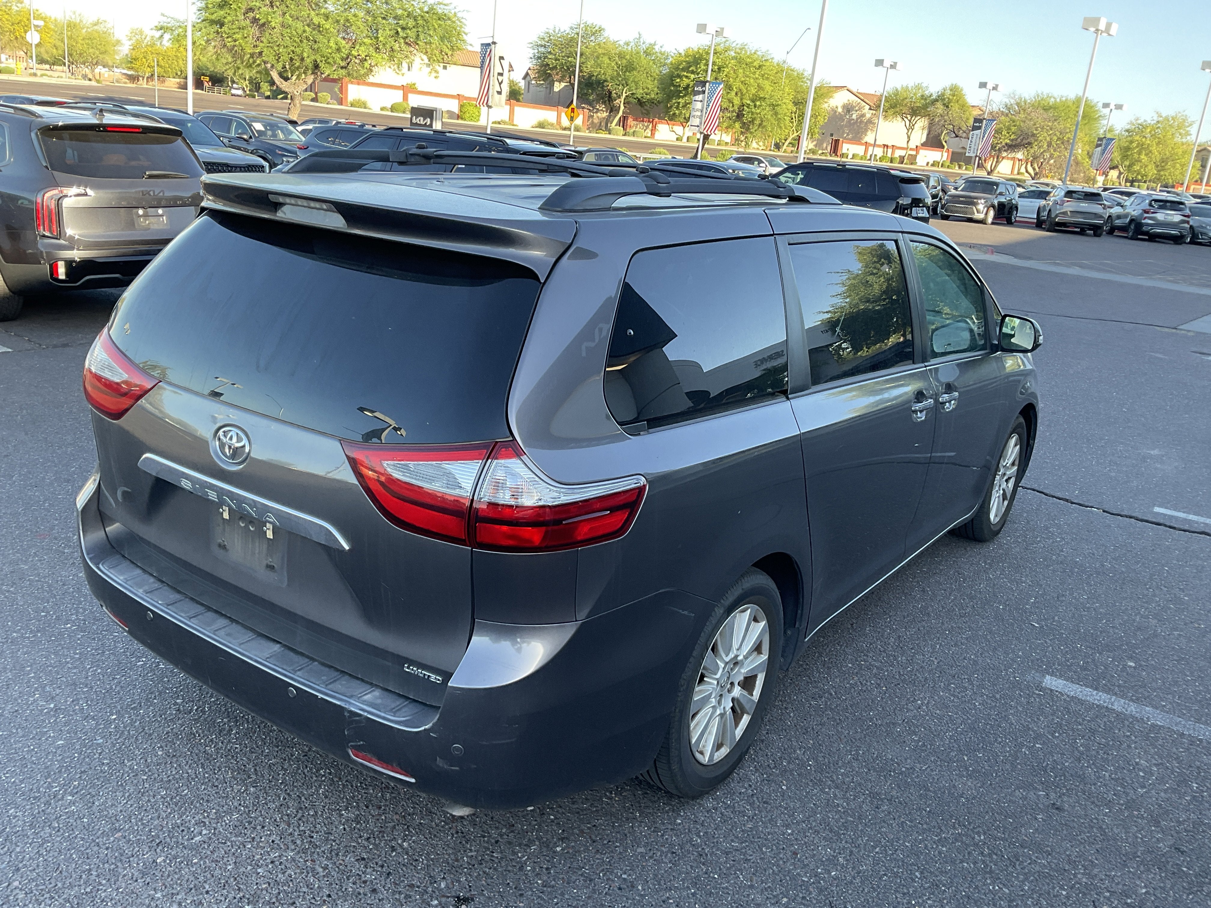 2017 Toyota Sienna Limited Premium* LOW MILES