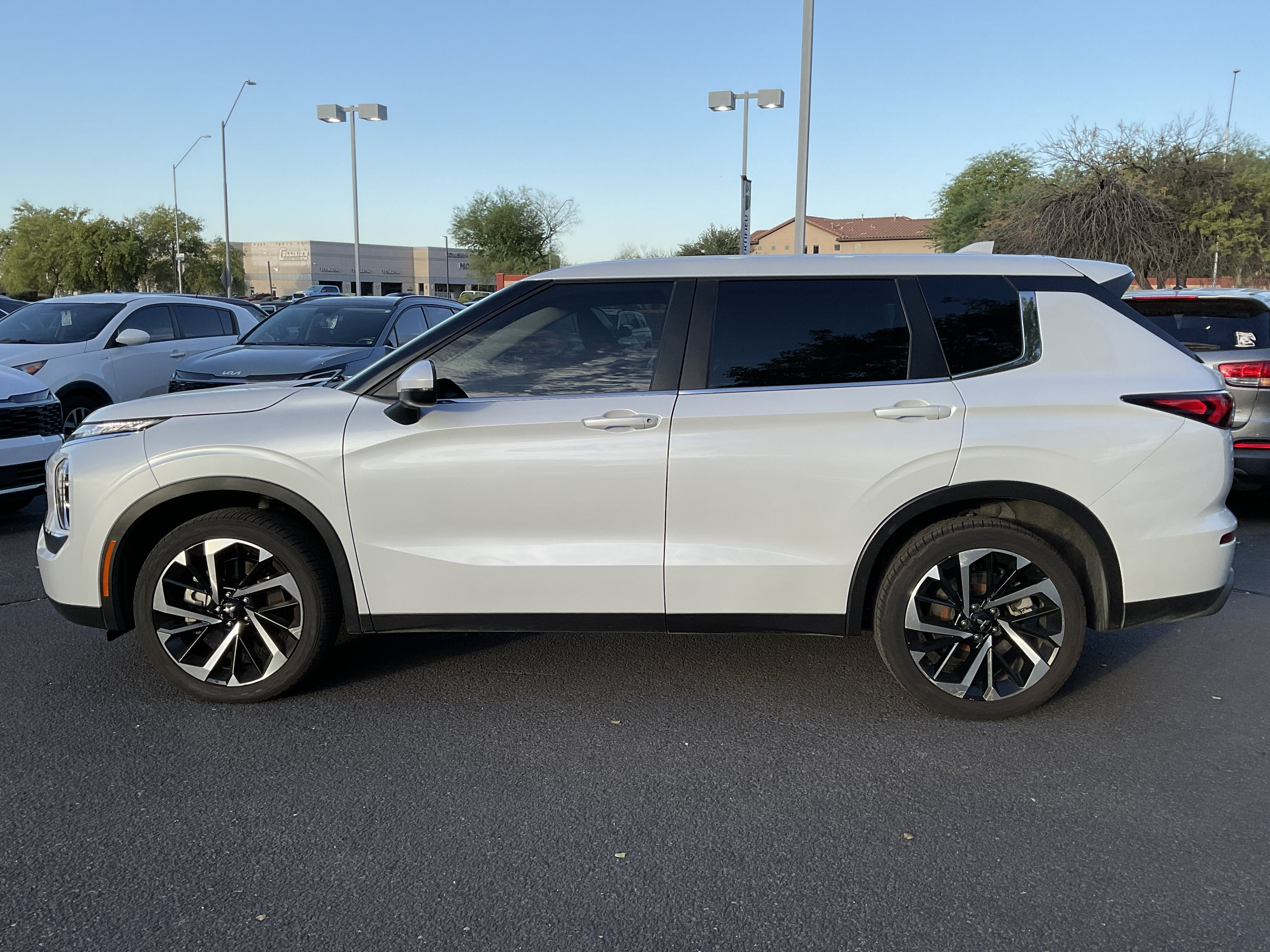 2022 Mitsubishi Outlander ES