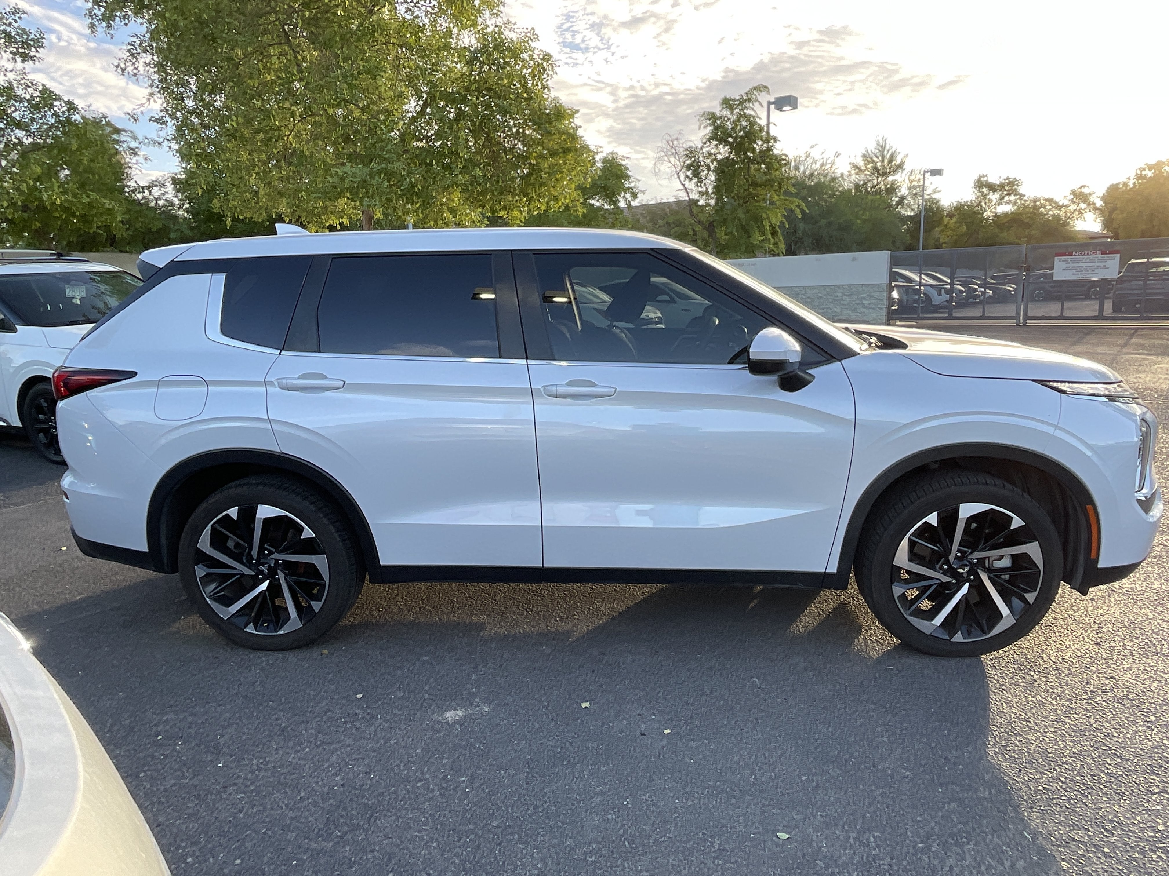 2022 Mitsubishi Outlander ES