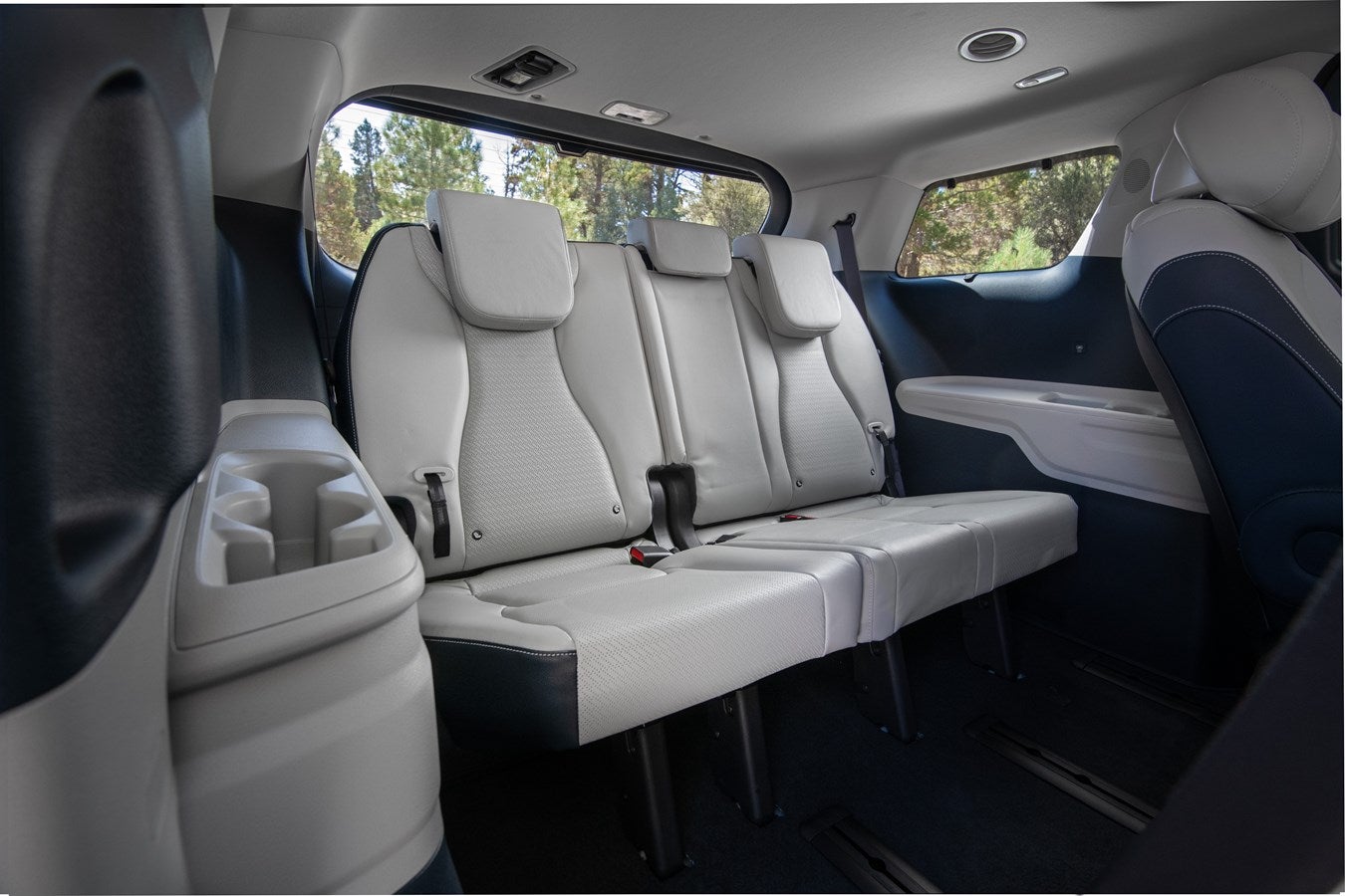 The connected car rear cockpit is an original, allowing kids to control their dual displays easily.