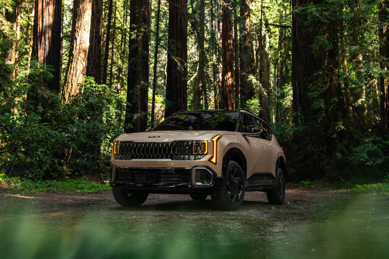 The 2027 Seltos exterior has a new level of sophistication that reflects the flagship Telluride, including its signature amber driving lights.